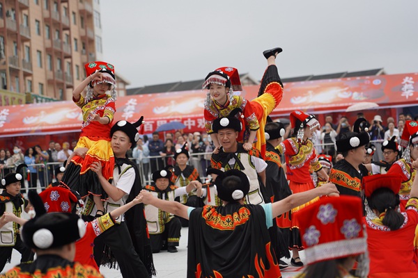 畢節百里杜鵑2022年旅游避暑季暨彝族火把節開幕。