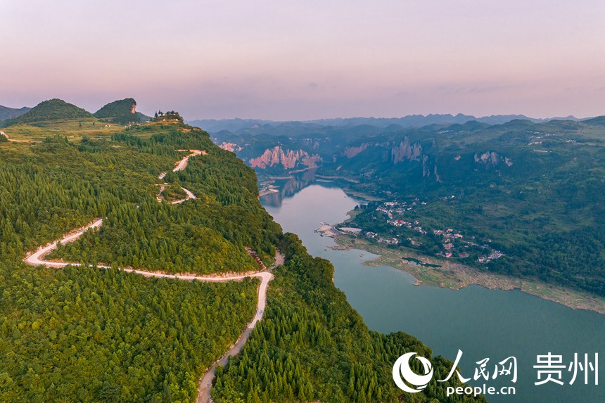 航拍貴州省畢節市黔西市新仁苗族鄉化屋村。人民網 涂敏攝