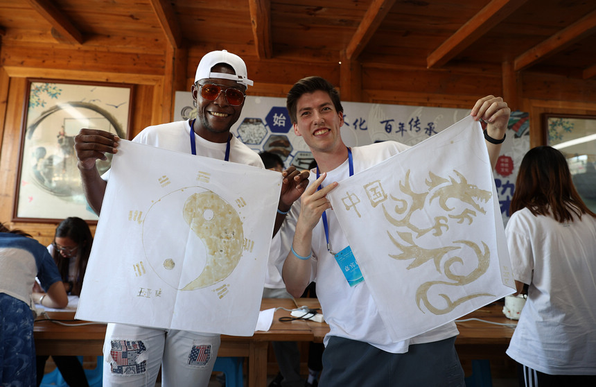 7月21日，留學生展示自己的蠟畫作品。