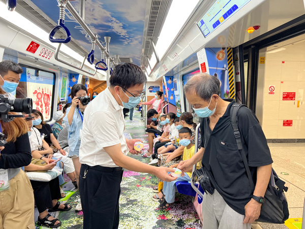 “花海畢節·露營管家”貴陽地鐵專列發車。