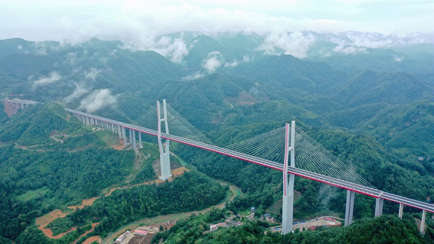 2021年6月28日建成通車的都安高速公路云霧大橋。貴州省交通運輸廳供圖