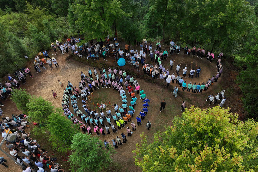 8月5日，苗族村民在山頂上跳蘆笙舞（無人機(jī)照片）。