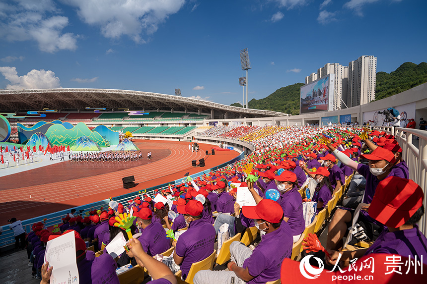開幕式現(xiàn)場，觀眾歡迎參各代表隊入場。人民網(wǎng) 涂敏攝