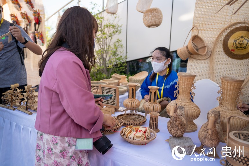 參會嘉賓參觀山地生活消費與非遺傳承展。人民網 涂敏攝