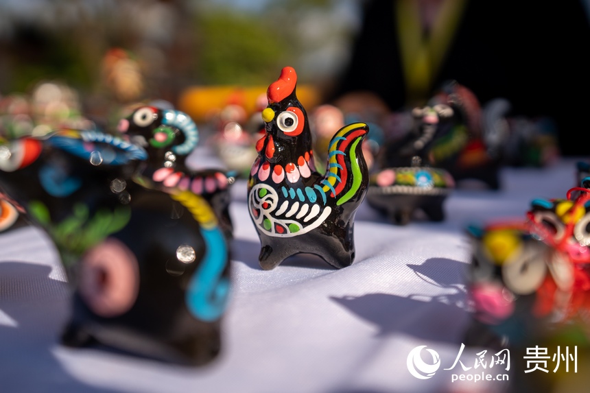 山地生活消費與非遺傳承展現場展示的非遺技藝黃平泥哨作品。人民網 涂敏攝