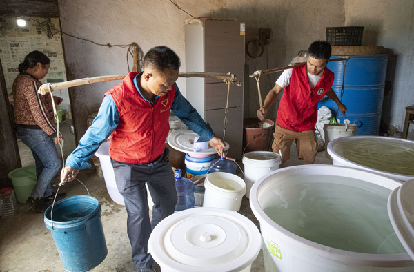 2022年8月21日，貴州省黔西市洪水鎮新橋村，該鎮黨員志愿者為缺水群眾送水。