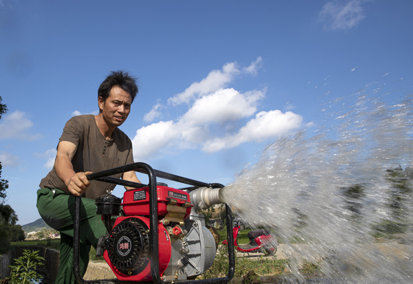 2022年8月21日，貴州省黔西市金碧鎮鏵口寨社區優質水稻生產基地，農民抽水澆灌水稻。