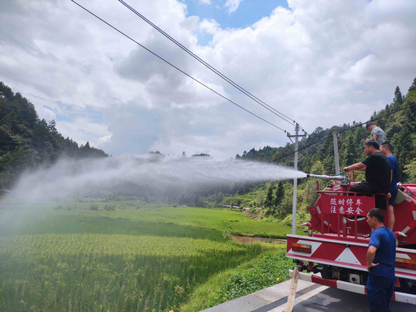 九潮鎮組織黨員干部為群眾稻田灌溉緩解旱情。