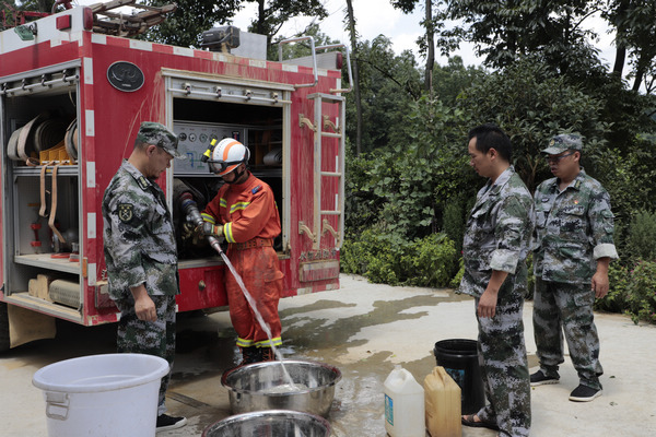 消防隊正在為村民放水。