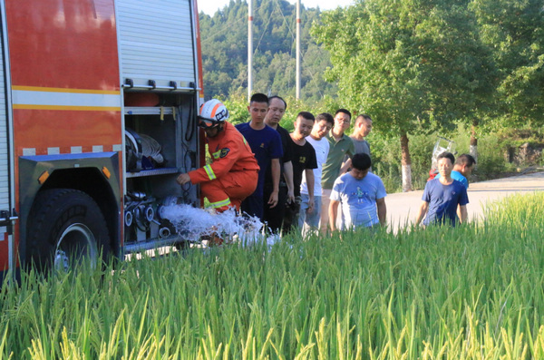 縣消防大隊到凱德街道雙岑村開展應急抗旱減災灌溉。