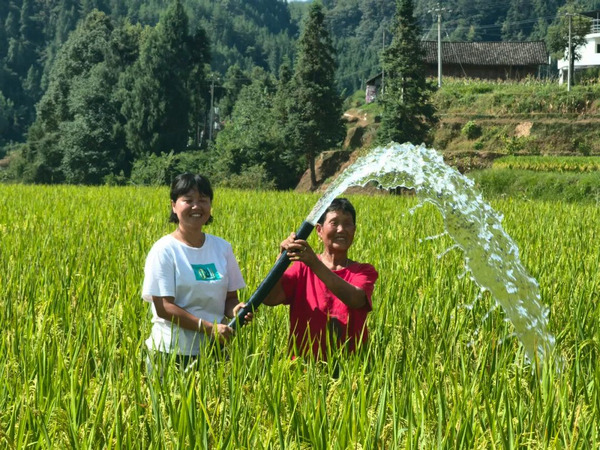 群眾灌溉農作物。