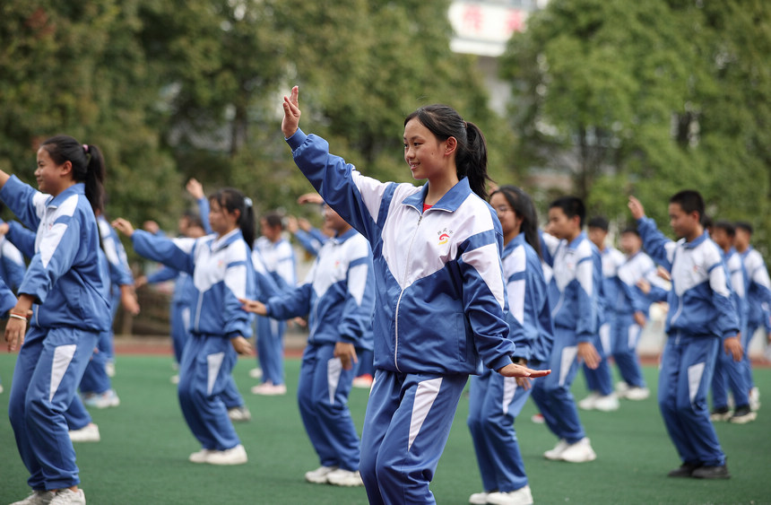 8月25日，學生在體育課上學跳“錦雞舞”。