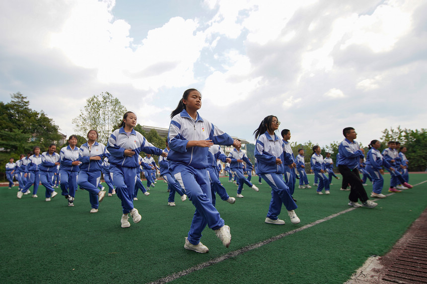 8月25日，學生在體育課上學跳“錦雞舞”。
