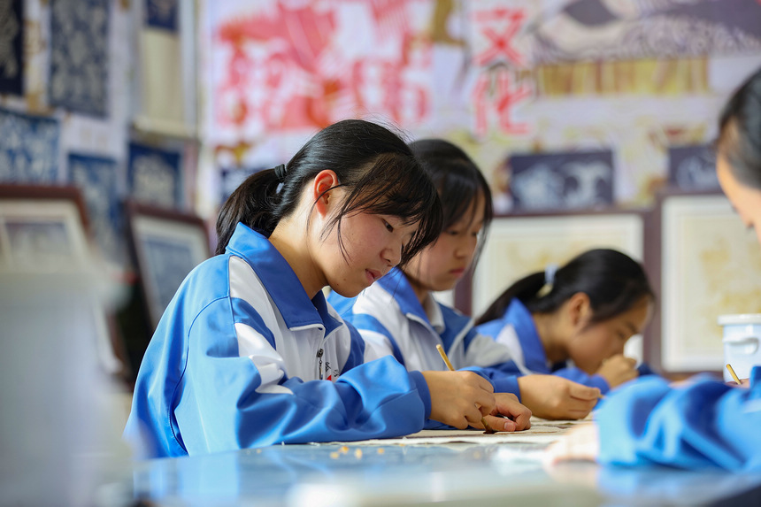 8月25日，學生在藝術課上體驗苗族蠟染繪畫。