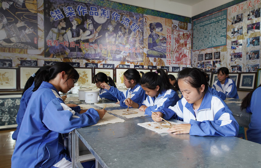 8月25日，學生在藝術課上體驗苗族蠟染繪畫。