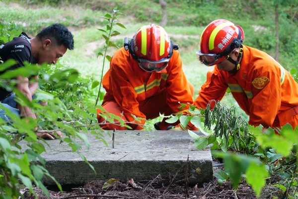 大方縣綠塘鄉專職消防隊幫農戶將送來的生活用水儲存到水池。