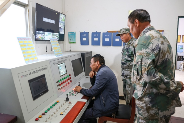 8月24日，工作人員在威寧縣雙龍鎮人工影響天氣作業炮站開展人工增雨防雹作業。