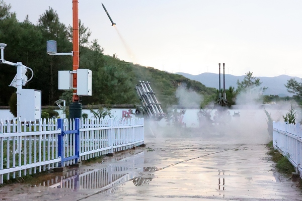 8月24日，工作人員在威寧縣雙龍鎮人工影響天氣作業炮站開展人工增雨防雹作業。