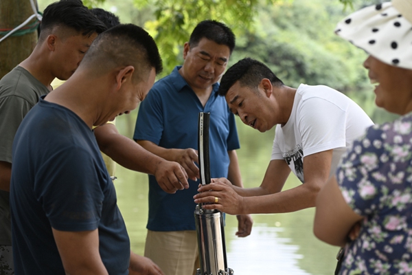 2.安裝水泵。