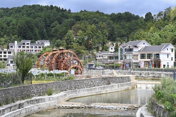 3.村民筑起一級級的小水壩讓下麥城村沒有用水之憂。