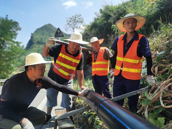 鋪設(shè)管道。