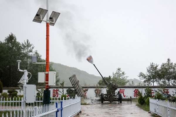 工作人員在威寧自治縣雙龍鎮人工影響天氣作業炮站開展人工增雨防雹作業。 ( 沈光勇 攝)