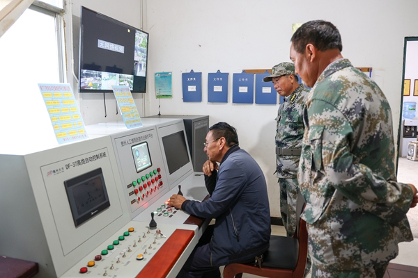 工作人員在威寧自治縣雙龍鎮人工影響天氣作業炮站開展人工增雨防雹作業。 ( 沈光勇 攝)