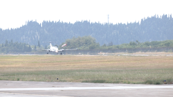“空中國王”增雨飛機從安順黃果樹機場起飛 為貴州多地人工增雨，拍攝者章爽爽 (1)