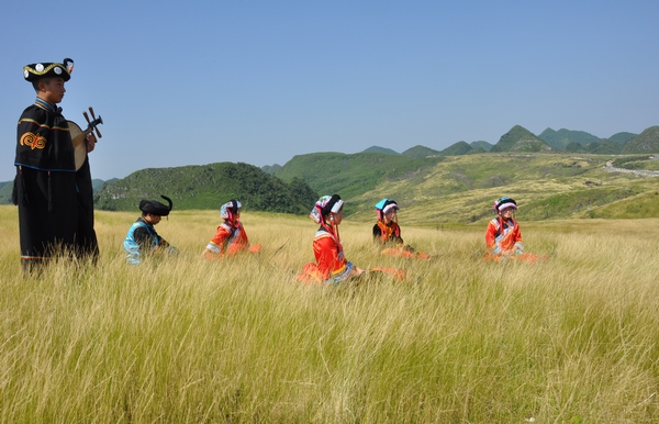 大方縣星宿鄉(xiāng)龍山村崔蘇壩大草原風情。大方縣委宣傳部供圖