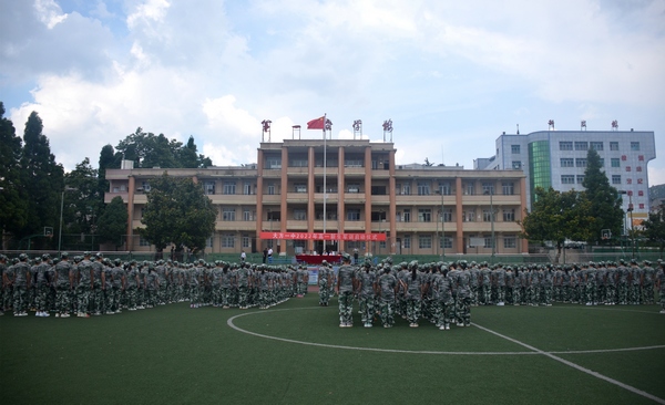 大方縣第一中學新生軍訓開訓現場。徐蕾攝