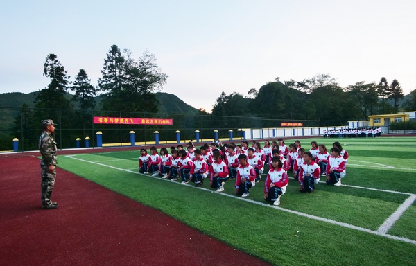 大方縣綠塘鄉中學初一新生軍訓。張倩攝