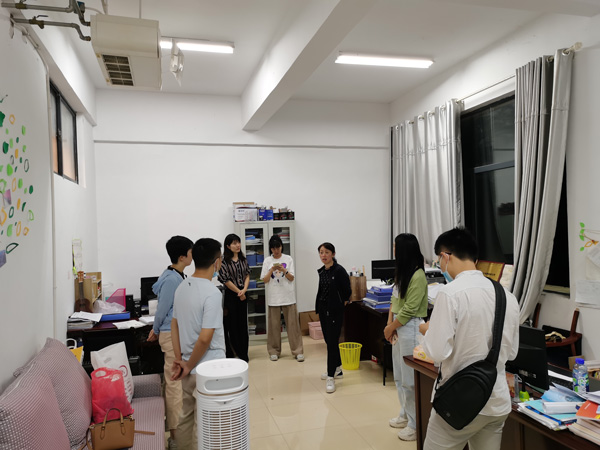 貴師范大學輔導員連夜分配防疫相關工作。