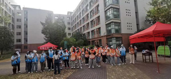 輔導員向學生志愿者們布置工作。