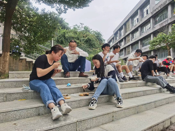 5.工作間隙，輔導員及學生們席地而坐，抓緊時間充饑。