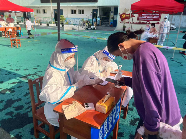 向“疫”前行的鏗鏘玫瑰。