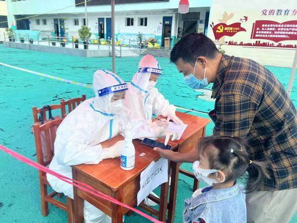 向“疫”前行的鏗鏘玫瑰。