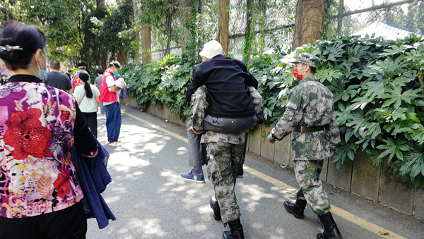 背老人。羅明華攝