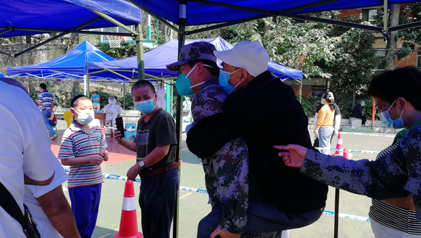 背老人。羅明華攝