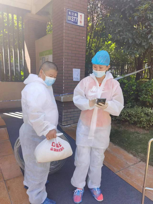 徐榮(左)在抗疫一線。
