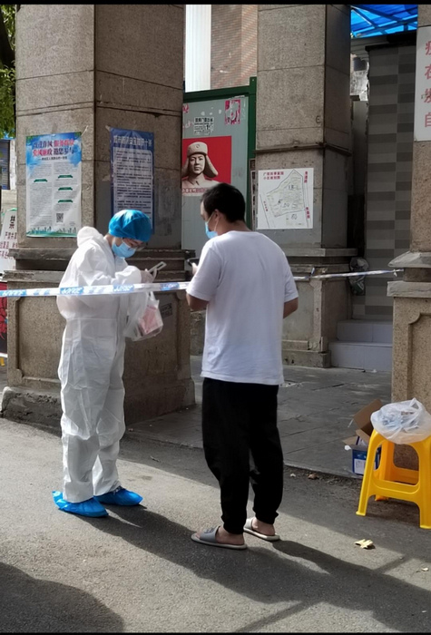 簡瑞在抗疫一線。