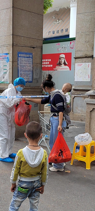 簡瑞在抗疫一線。