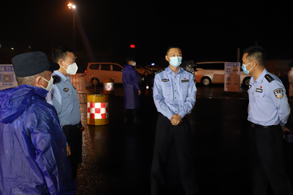 1水城公安全力以赴開展第三次夏夜治安巡查宣防集中統一清查行動.