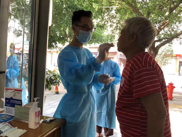 遵義供電局青年志愿者助力防疫檢測“加速度”。