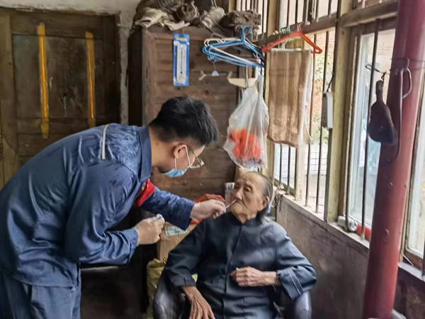 遵義供電局青年志愿者助力防疫檢測“加速度”。