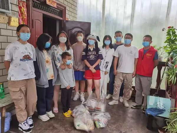 家里來了六個娃，好一個“十四口”之家！圖片由受訪者提供