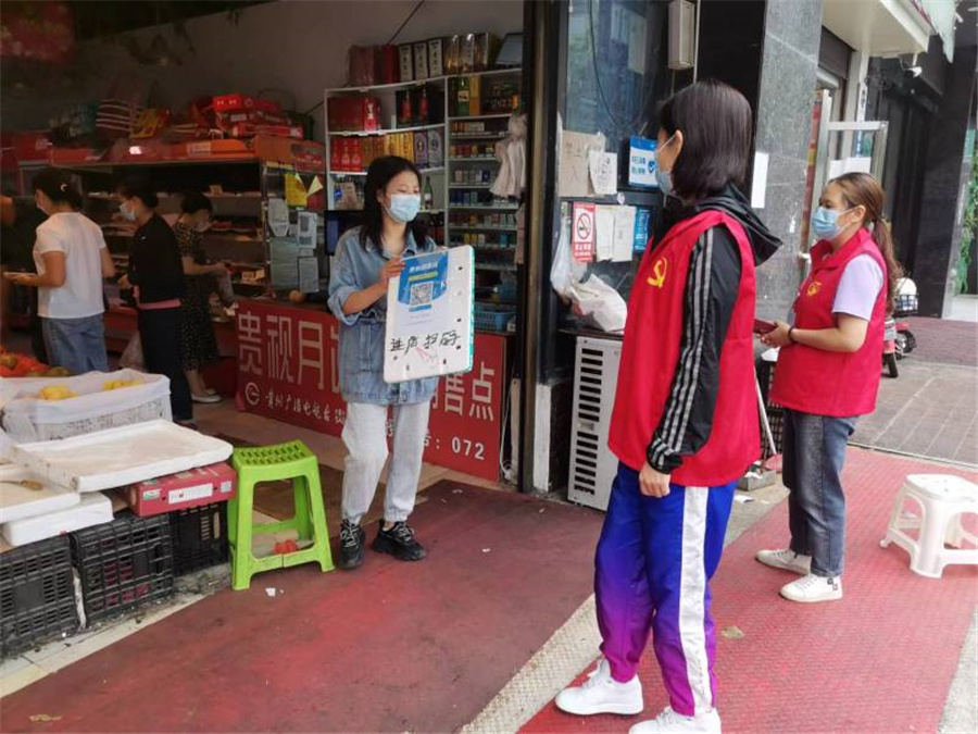 志愿者排查轄區防控措施落實情況。