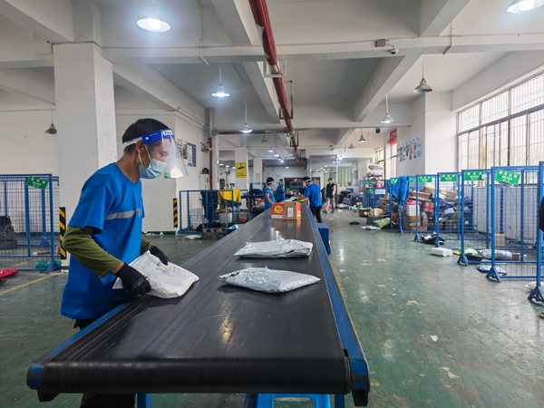 桐梓縣中通快遞分揀中心工作人員正在分揀快遞。張穎攝