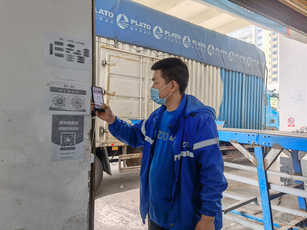 桐梓縣中通快遞分揀中心工作人員正在掃碼進入倉庫。張穎攝