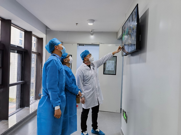 對貴安迪安醫學檢驗實驗室進行督查。