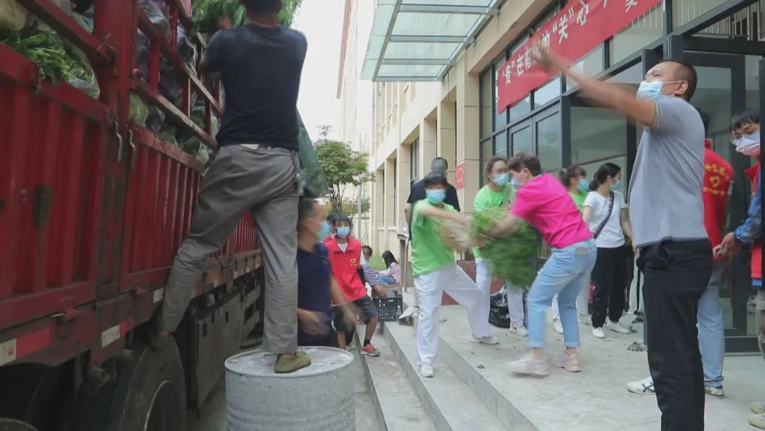 圖為志愿者們忙著傳遞物資裝車。